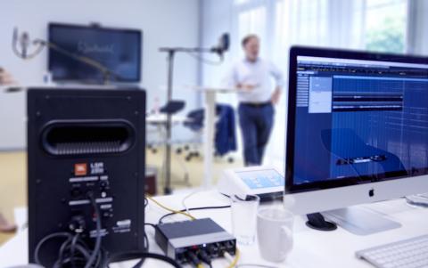 Erstklassig produzierte Podcasts: Angenehmes Sounddesign, Jingles mit Wiedererkennungswert und natürlich hörenswerte Gespräche - das sind Podcasts, die wir für unsere und gemeinsam mit unseren Kunden am liebsten produzieren.